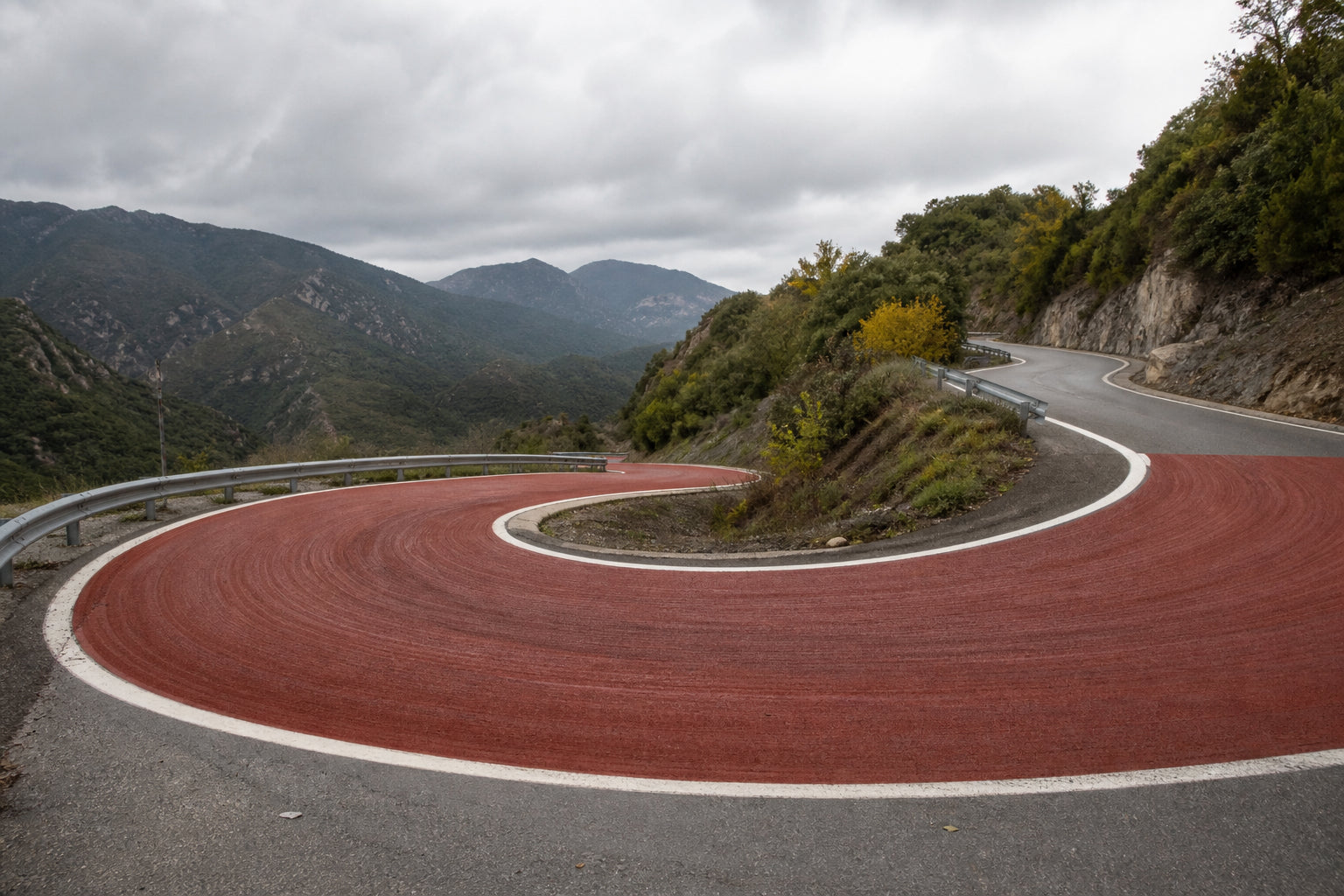 How Does Colored Anti‑Slip Pavement Improve Safety on Mountain Roads?