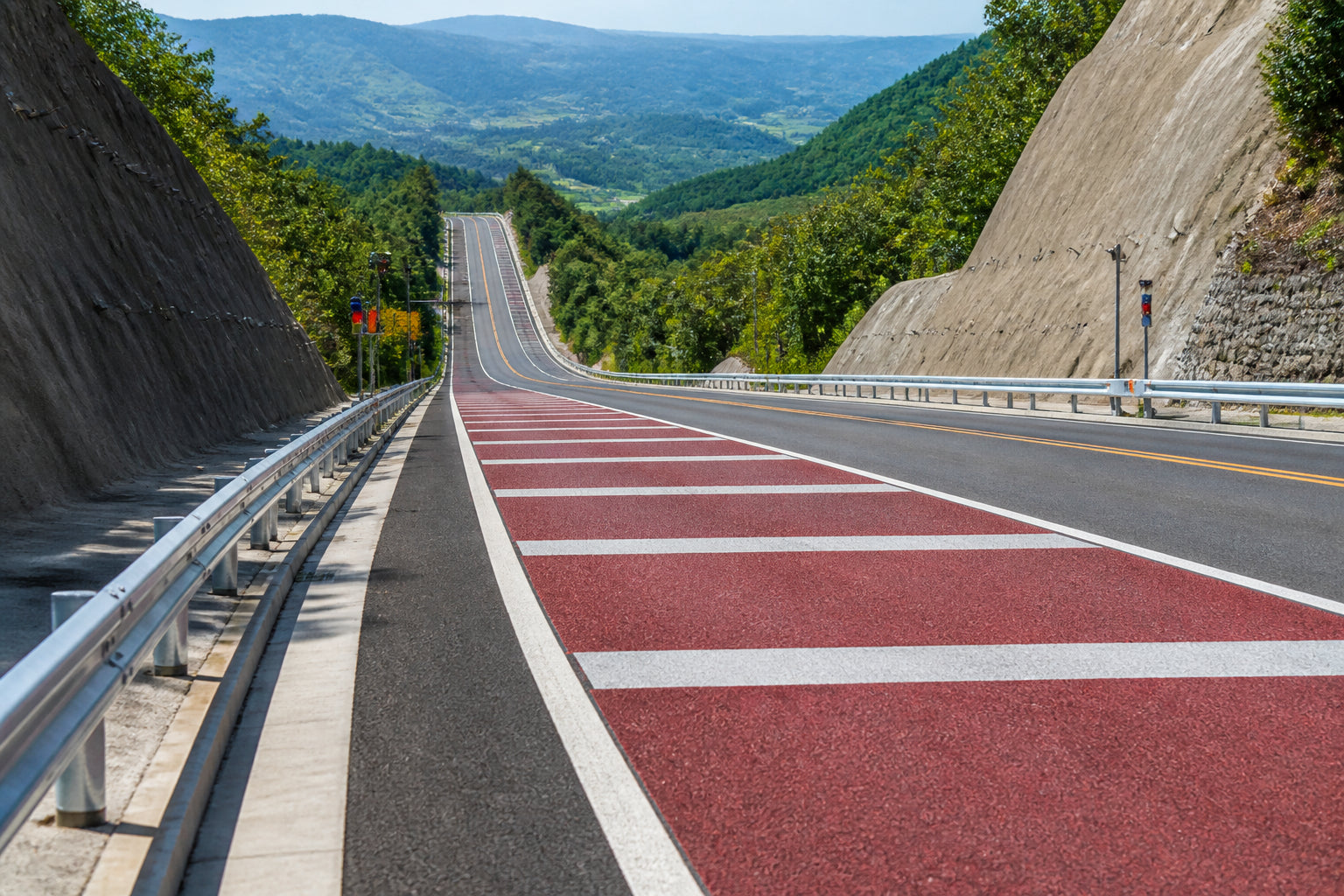 Colored Anti‑Skid Pavement Solutions for Highway Long‑Gradient Safety Sections